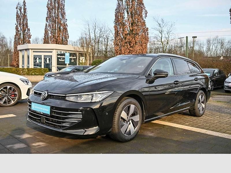 Grenadillschwarz metallic Gebraucht 2024 VW Passat Elegance Kombi | 39.990 € (Fairer Preis) - Bild 1/4