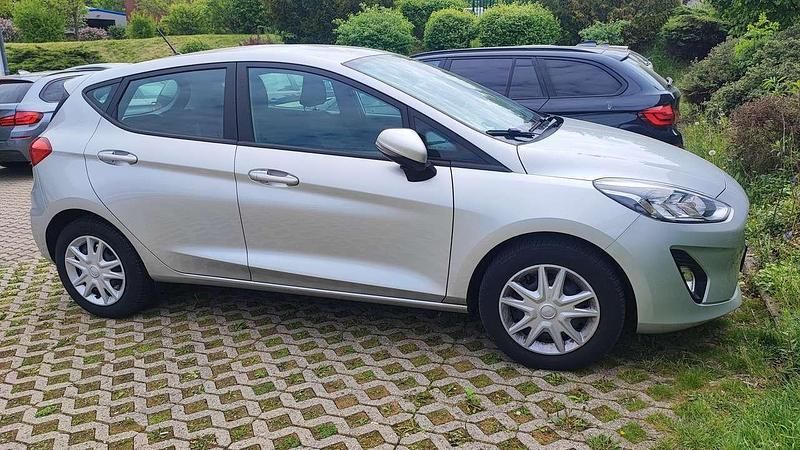 Polarsilber metallic Gebraucht 2019 Ford Fiesta Kleinwagen | 10.590 € (Fairer Preis) - Bild 1/4