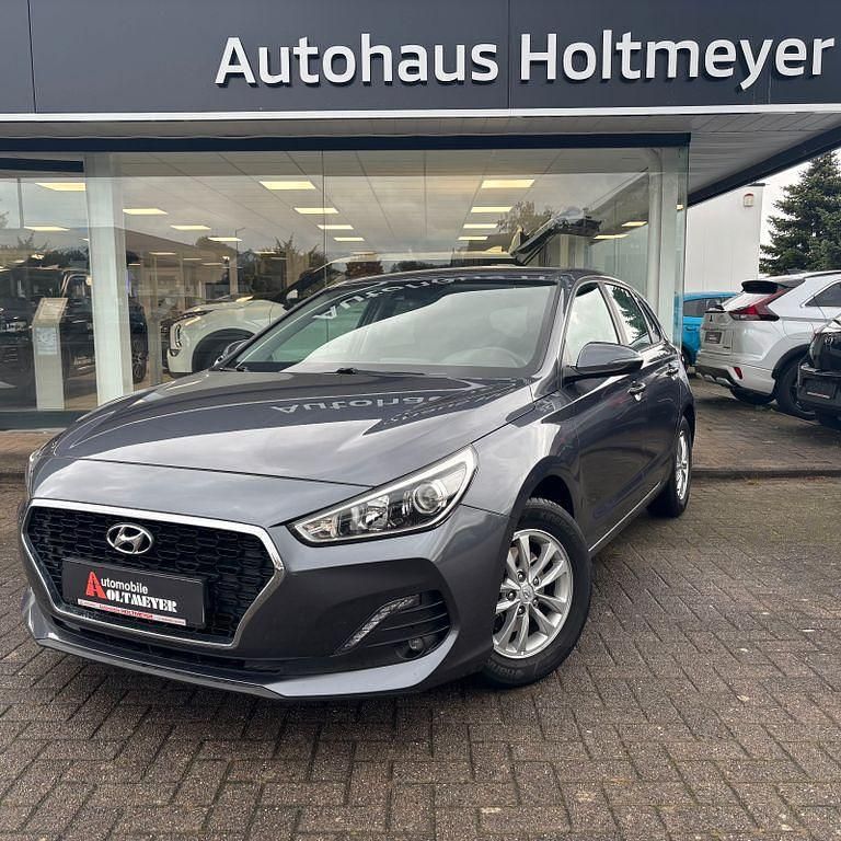 Grau Gebraucht 2019 Hyundai i30 Select Limousine | 13.950 € (Fairer Preis) - Bild 1/4