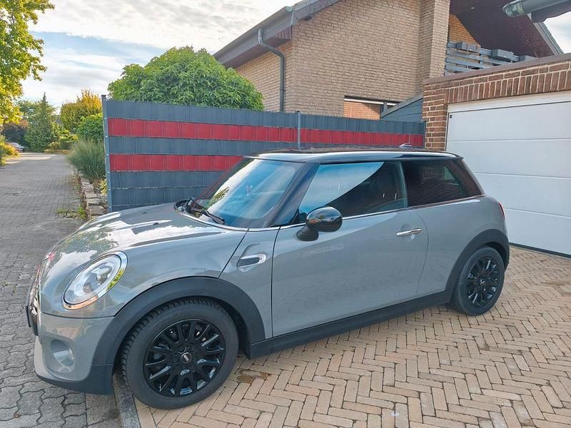 Grau Gebraucht 2017 Mini Cooper Kleinwagen | 12.999 € (Fairer Preis) - Bild 1/4