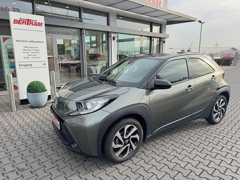 Grün Gebraucht 2024 Toyota Aygo Pulse Kleinwagen | 15.490 € (Fairer Preis) - Bild 1/4