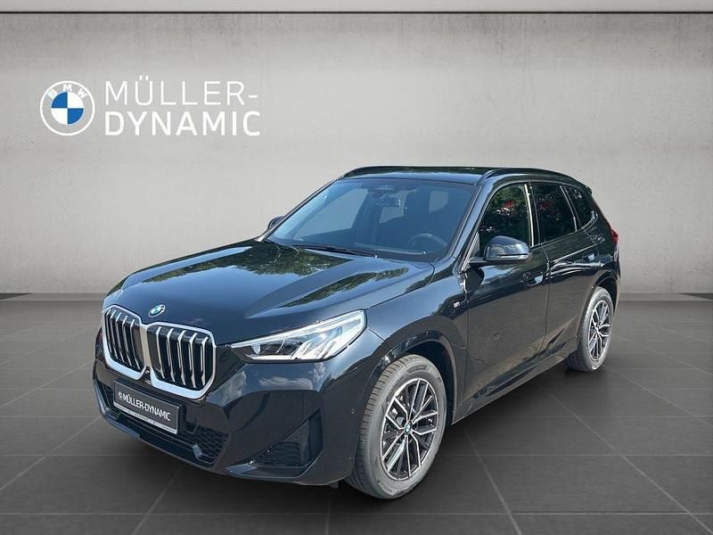 Black sapphire metallic Neu 2025 BMW X1 M Sport SUV | 45.970 € (Guter Preis) - Bild 1/4