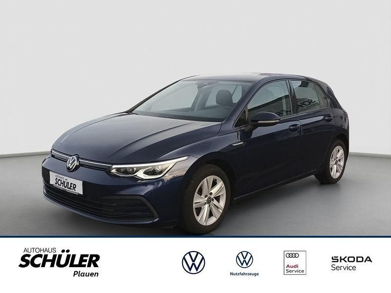 Blau (atlantic blue metallic) Gebraucht 2020 VW Golf VIII Life Limousine | 18.445 € (Teuer) - Bild 1/4