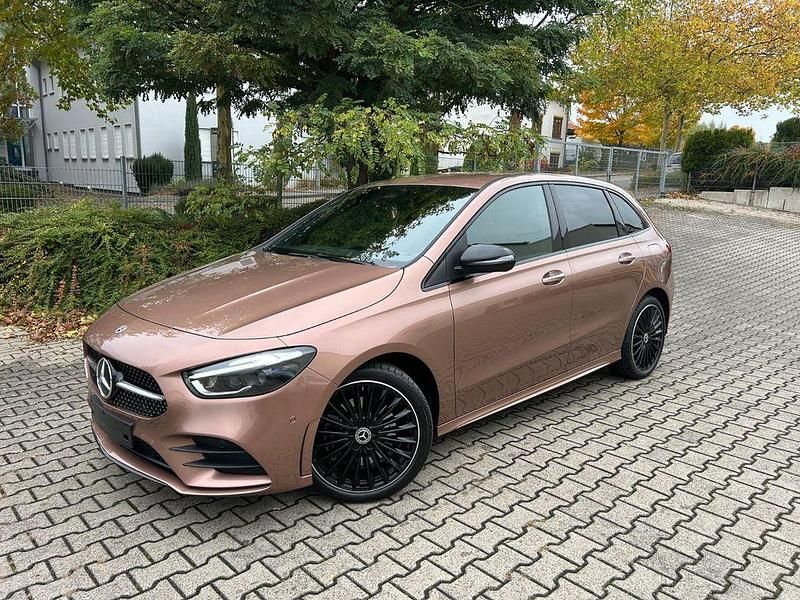 Gold Gebraucht 2024 Mercedes B250e AMG Van / Kleinbus | 26.980 € (Superpreis) - Bild 1/4