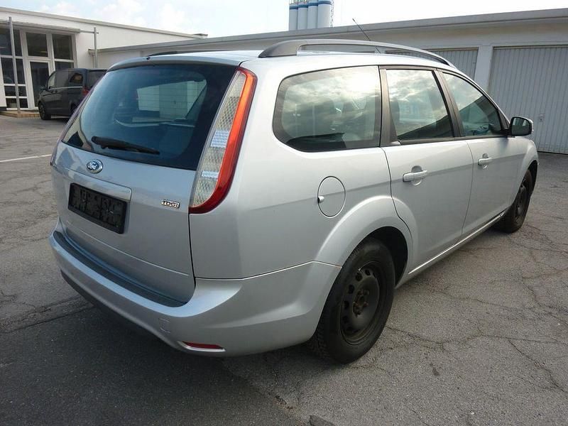 Gebraucht Ford Focus 109 PS (80 kW) 2011 Silber Limousine