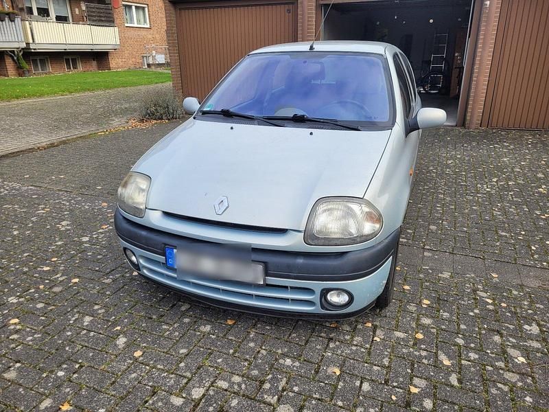 Silber Gebraucht 1999 Renault Clio II Kleinwagen | 500 € (Guter Preis) - Bild 1/4