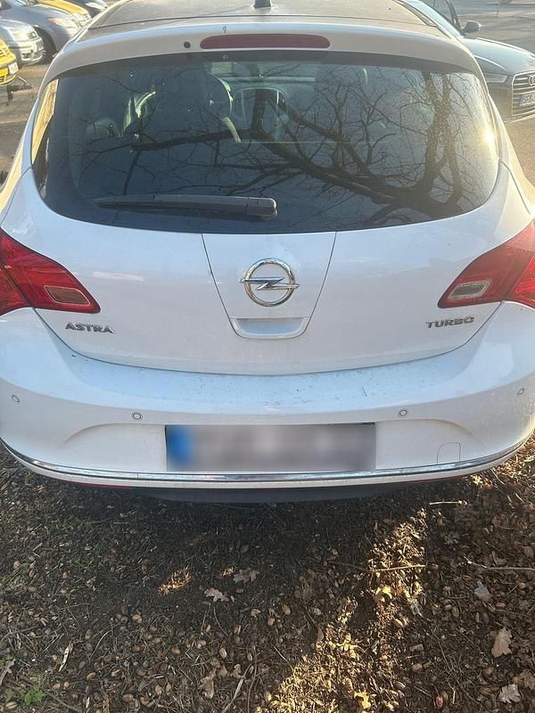 Gebraucht Opel Astra 105 PS (77 kW) 2013 Weiß Kleinwagen