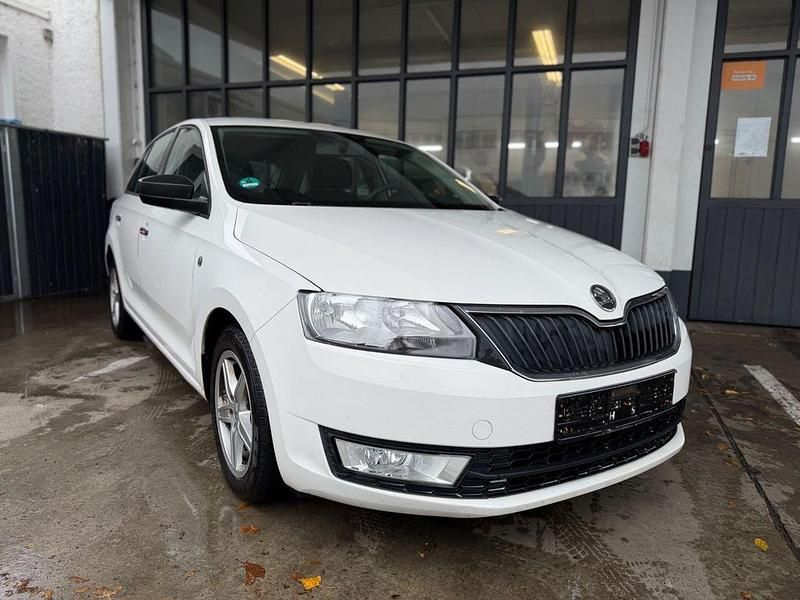 Weiß Gebraucht 2014 Skoda Rapid Active Limousine | 3.990 € (Superpreis) - Bild 1/4
