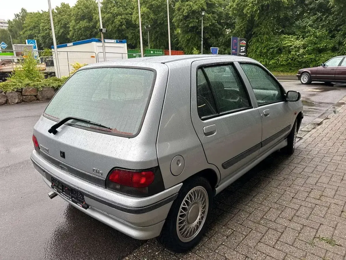 Gebraucht Renault Clio 90 PS (66 kW) 1995 Grausilber metallic, code 640 Kleinwagen