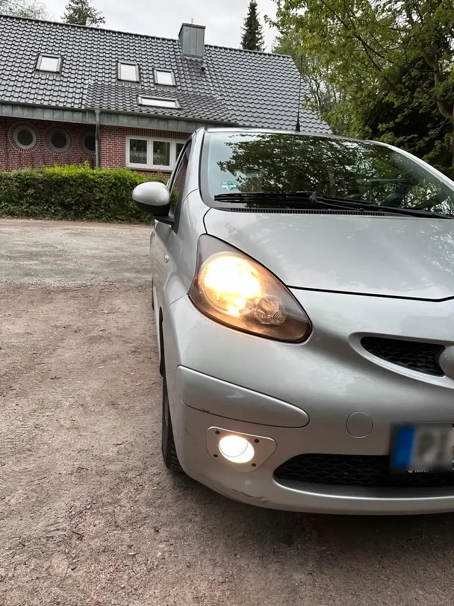 Gebraucht Toyota Aygo 69 PS (50 kW) 2006 Silber Kleinwagen