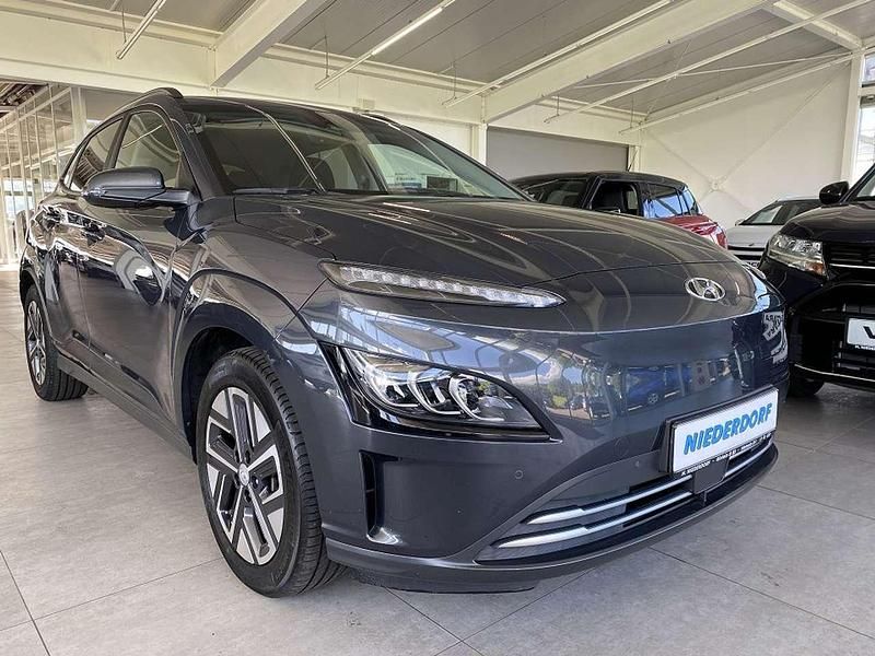 Grau Gebraucht 2022 Hyundai Kona Prime SUV | 22.990 € (Fairer Preis) - Bild 1/4