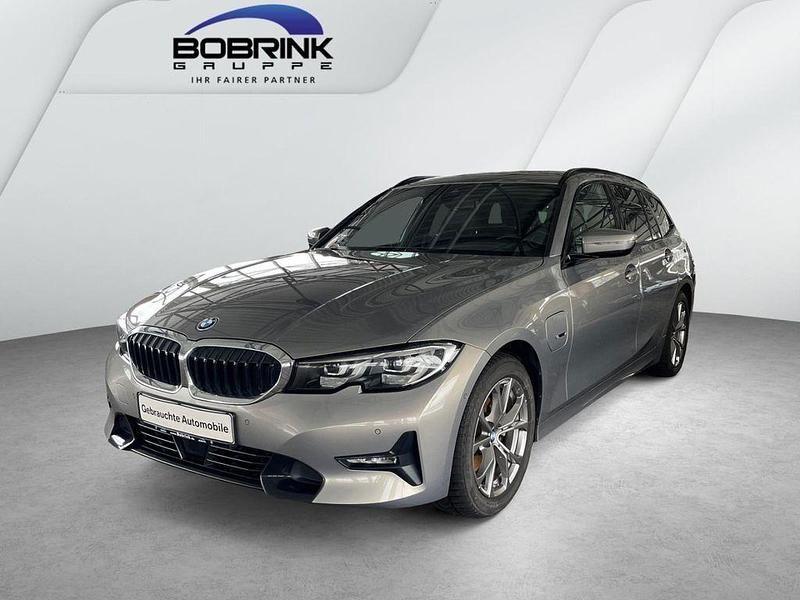 Grau Gebraucht 2022 BMW 320e Sport Line Kombi | 27.420 € (Fairer Preis) - Bild 1/4