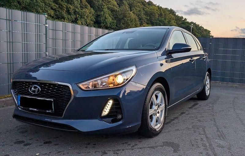 Blau Gebraucht 2017 Hyundai i30 Select Limousine | 7.200 € (Fairer Preis) - Bild 1/4