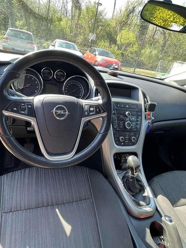 Gebraucht Opel Astra Edition 116 PS (85 kW) 2011 Schwarz Limousine