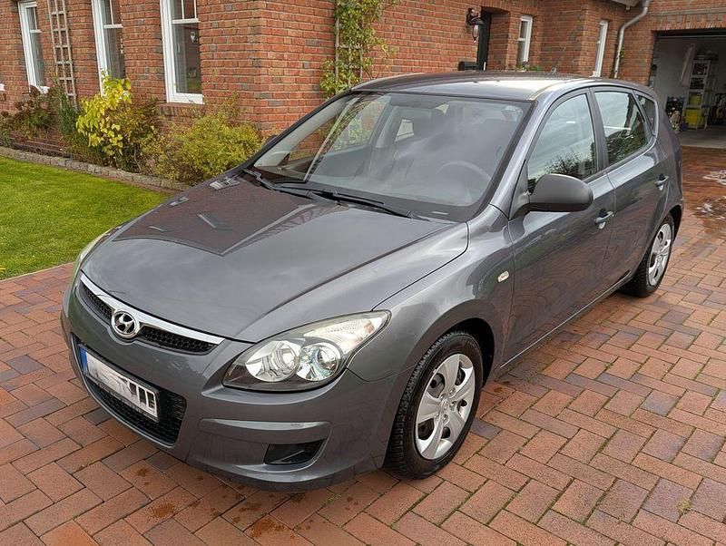 Grau Gebraucht 2010 Hyundai i30 Comfort Limousine | 2.500 € (Fairer Preis) - Bild 1/4