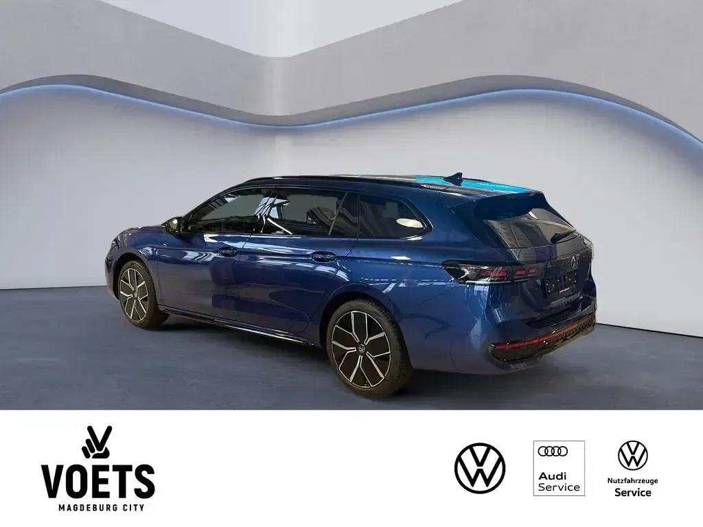 Gebraucht VW Passat R-line 177 PS (130 kW) 2026 Blau Kombi