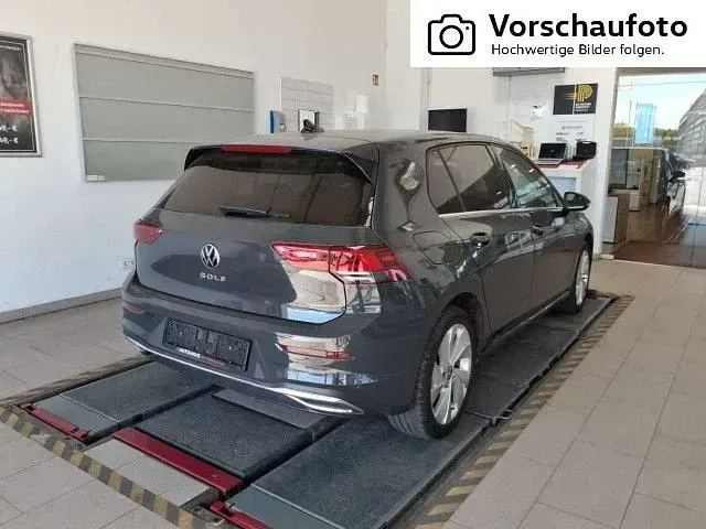 Gebraucht VW Golf VIII Style 131 PS (96 kW) 2024 Grau Limousine