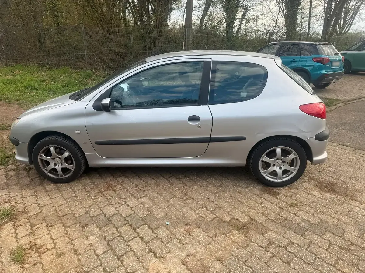 Używany Peugeot 206 75 KM (55 kW) 2000 Srebrny Hatchback