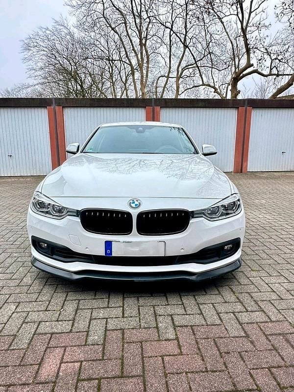 Weiß Gebraucht 2017 BMW 330e iPerformance Limousine | 20.999 € - Bild 1/4