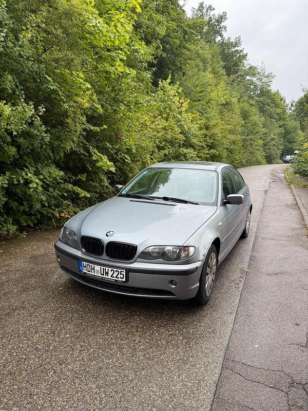 Grau Gebraucht 2004 BMW 320 Limousine | 1.800 € (Superpreis) - Bild 1/4