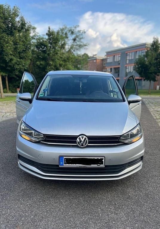 Silber Gebraucht 2018 VW Touran Trendline Van / Kleinbus | 16.900 € (Fairer Preis) - Bild 1/4