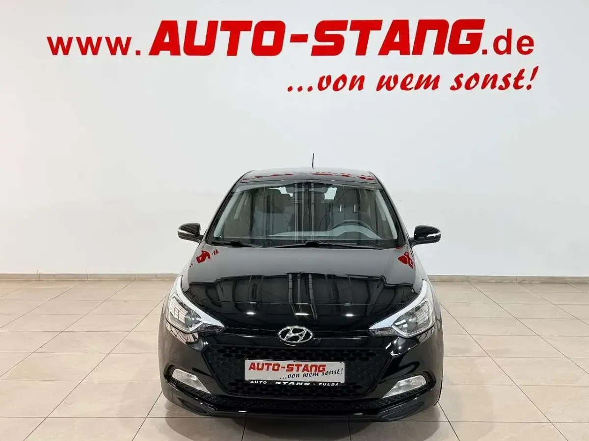 Gebraucht Hyundai i20 Classic 75 PS (55 kW) 2015 Phantom black Kleinwagen