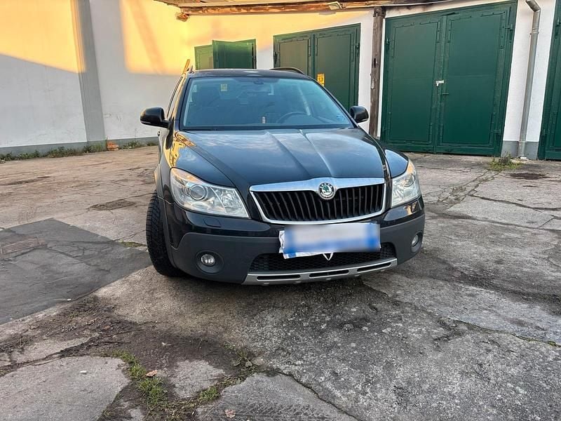 Schwarz Gebraucht 2010 Skoda Octavia Scout Scout 4x4 Kombi | 5.750 € - Bild 1/4