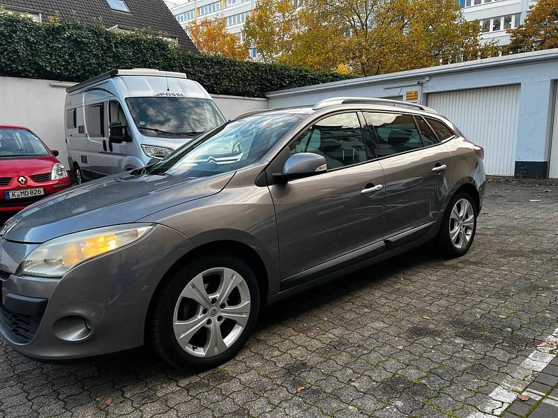 Grau Gebraucht 2010 Renault Mégane III Kombi | 3.300 € - Bild 1/4