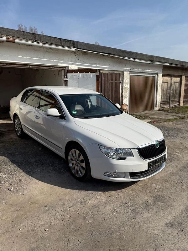 Gebraucht Skoda Superb 160 PS (117 kW) 2011 Weiß Limousine