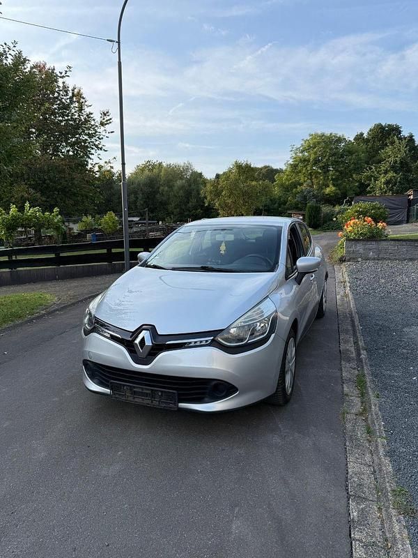 Grau Gebraucht 2014 Renault Clio IV Dynamique Kleinwagen | 5.600 € (Fairer Preis) - Bild 1/4