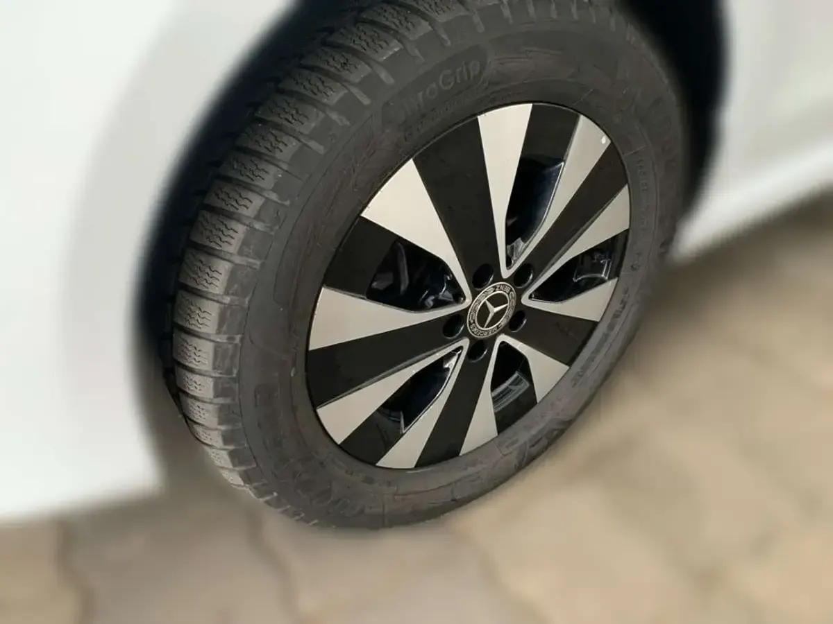 Gebraucht Mercedes EQV300 150 kW (204 PS) 2021 Weiß Van / Kleinbus