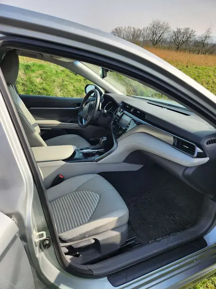 Gebraucht Toyota Camry 218 PS (160 kW) 2021 Silber Limousine