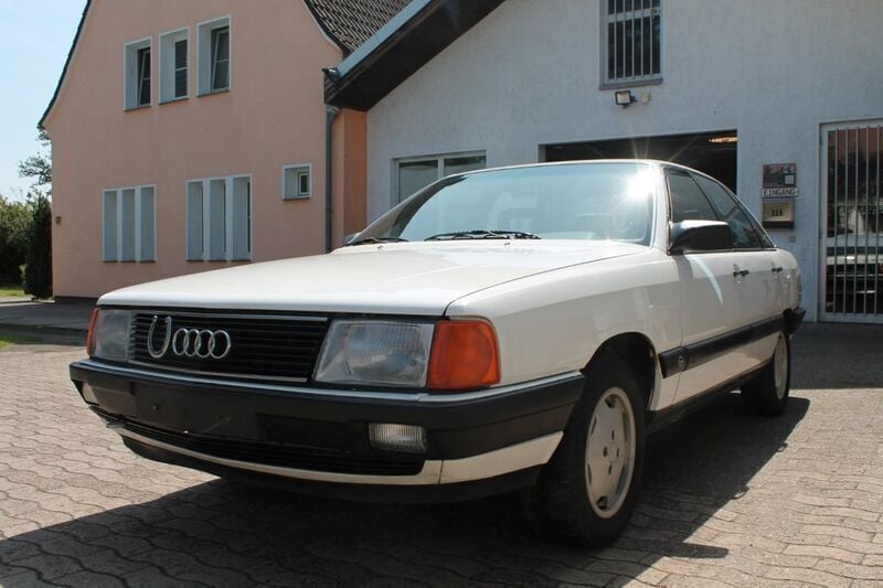 Weiß Gebraucht 1985 Audi 100 Limousine | 4.950 € - Bild 1/4