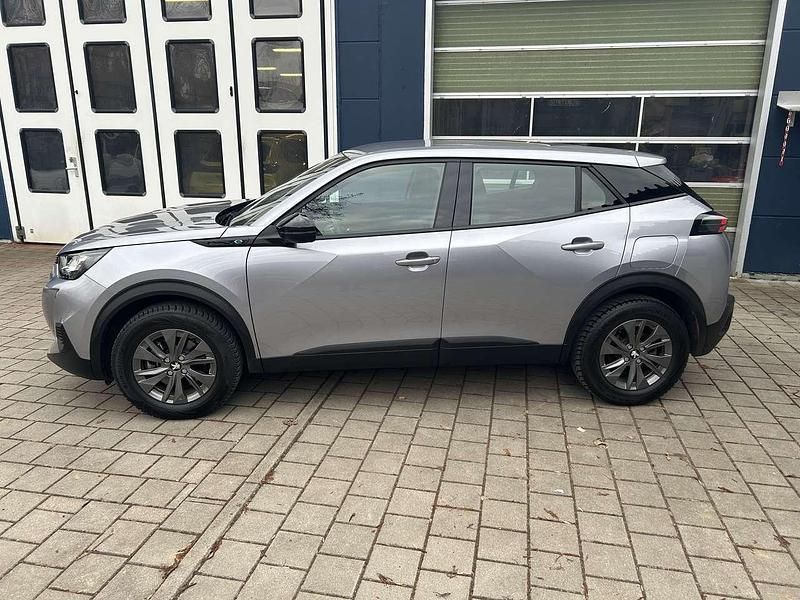 Gebraucht Peugeot e-2008 Active 100 kW (136 PS) 2023 Artense silber metallic SUV