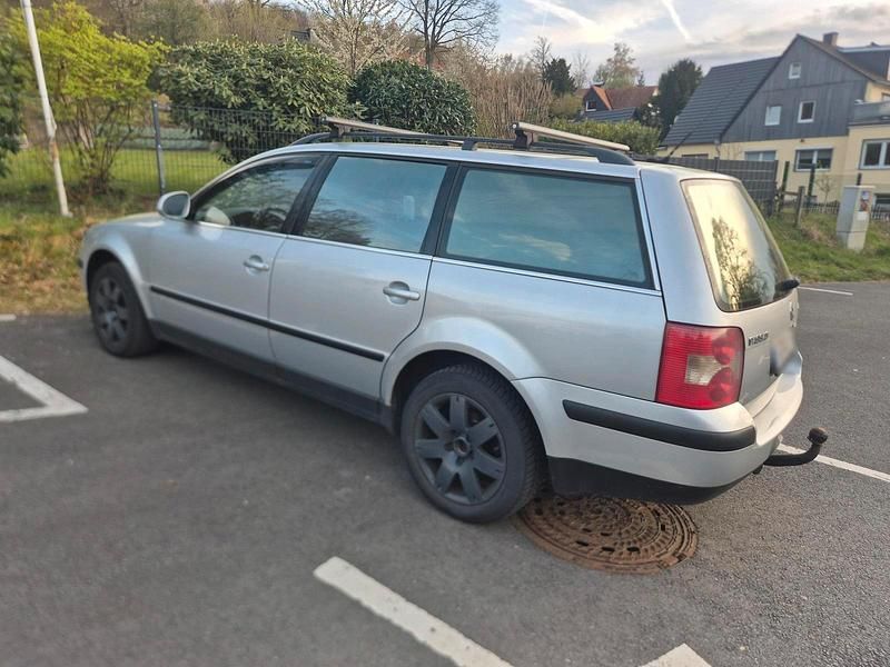 Second-hand VW Passat 160 CP (117 kW) 2004 Argintiu Break