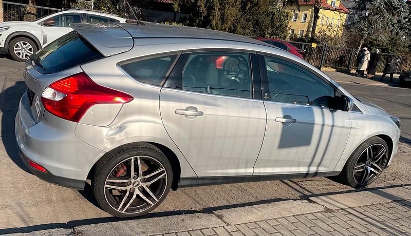 Usado Ford Focus S 125 CV (91 kW) 2012 Gris Berlina