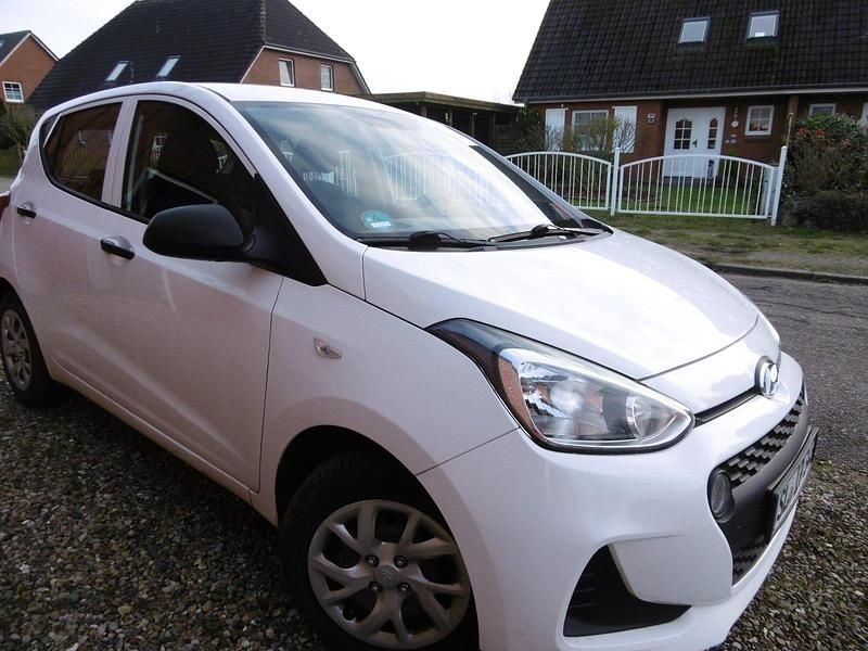 Weiß Gebraucht 2018 Hyundai i10 Kleinwagen | 8.400 € (Etwas zu teuer) - Bild 1/4