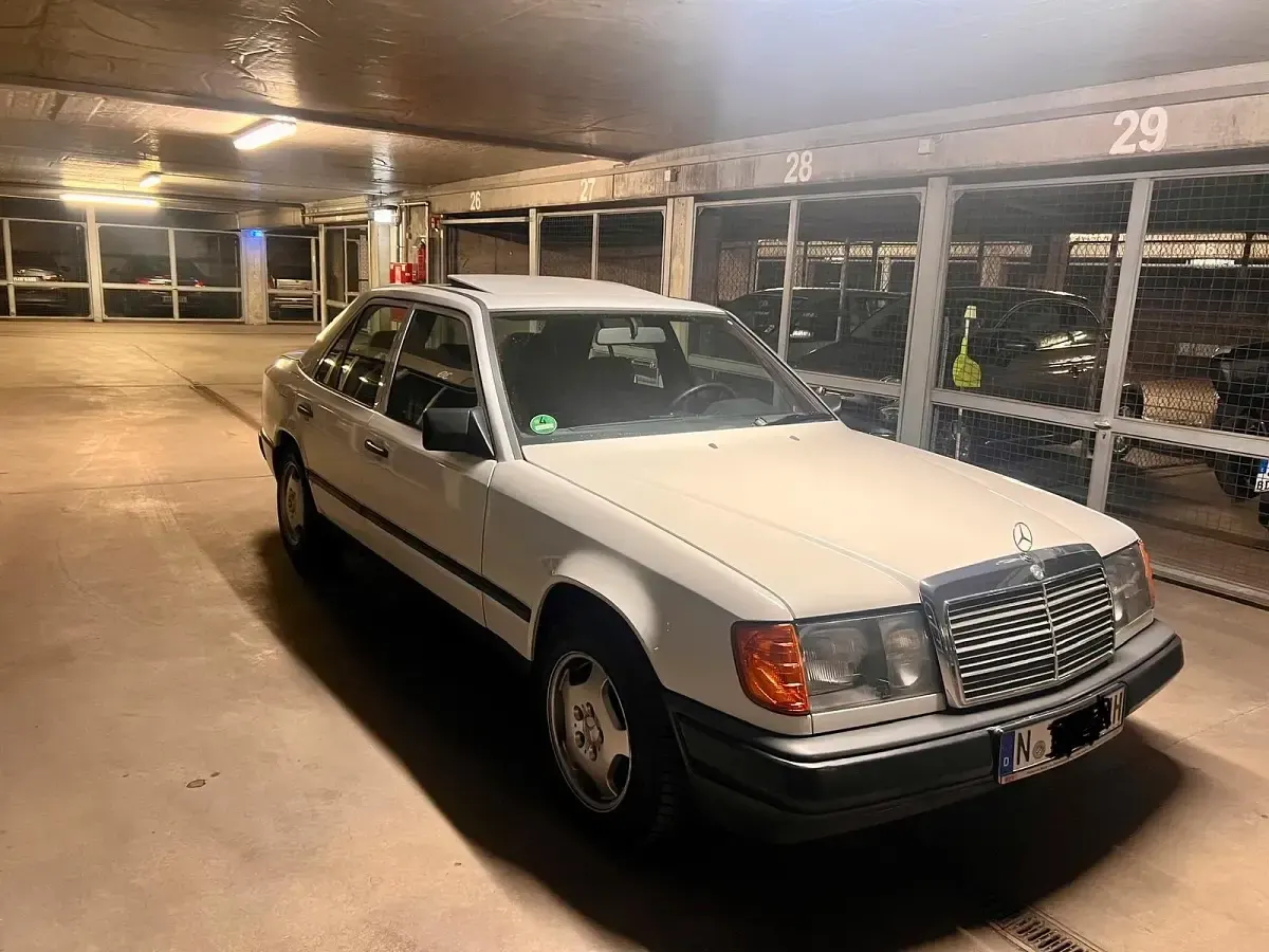 Gebraucht Mercedes E260 118 PS (86 kW) 1988 Weiß Limousine