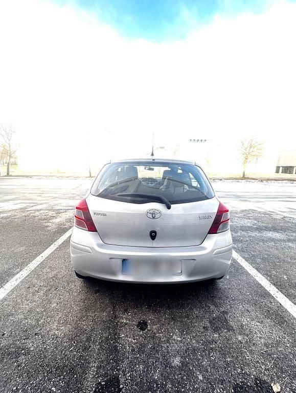 Gebraucht Toyota Yaris 69 PS (50 kW) 2011 Silber Kleinwagen