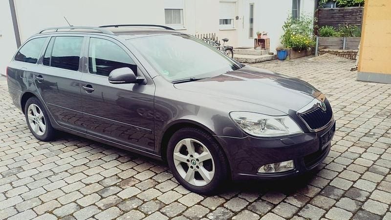 Grau Gebraucht 2013 Skoda Octavia Ambition Kombi | 5.300 € (Guter Preis) - Bild 1/4