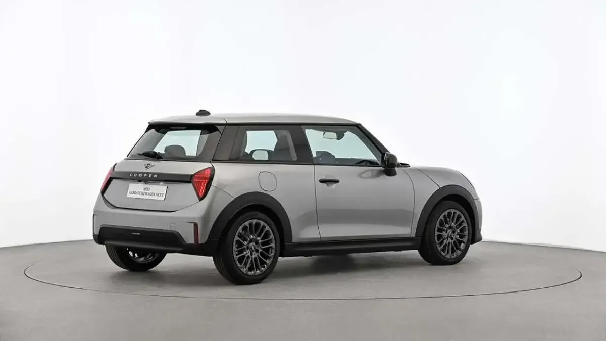 Używany Mini Cooper Classic 156 KM (114 kW) 2024 Szary Hatchback