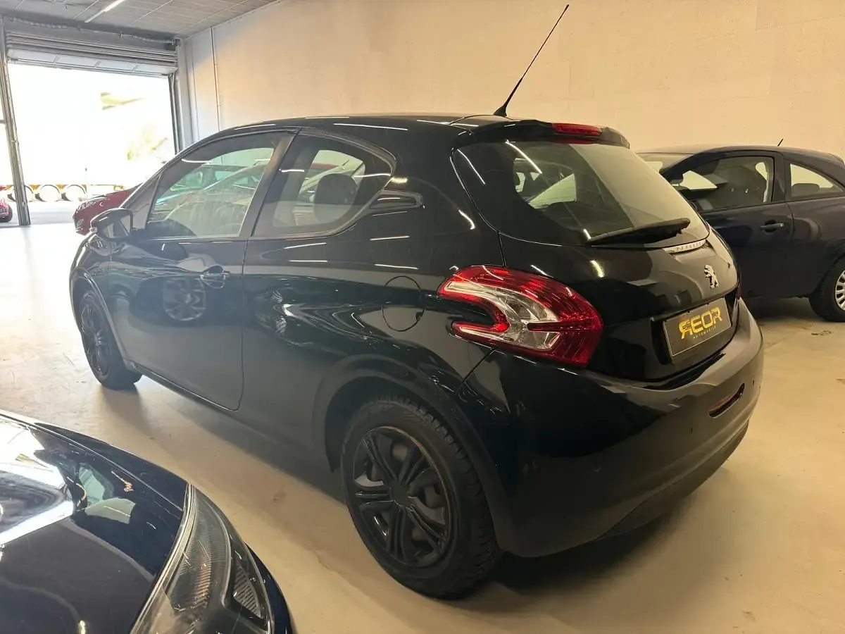 Gebraucht Peugeot 208 82 PS (60 kW) 2015 Schwarz Kleinwagen