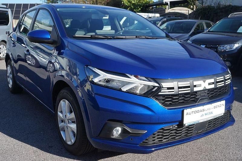 Ironblaumetallic (metallic) Gebraucht 2024 Dacia Sandero Expression Limousine | 14.480 € (Superpreis) - Bild 1/4