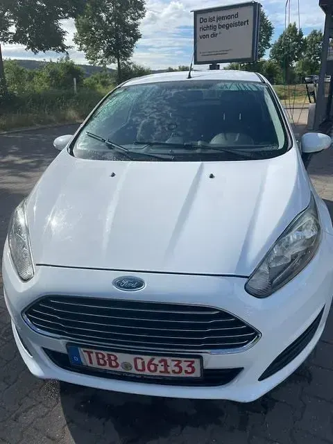 Gebraucht Ford Fiesta Trend 60 PS (44 kW) 2015 Weiß Kleinwagen