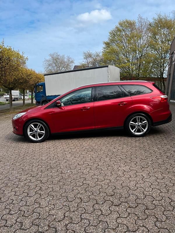 Gebraucht Ford Focus 125 PS (91 kW) 2013 Rot Kombi