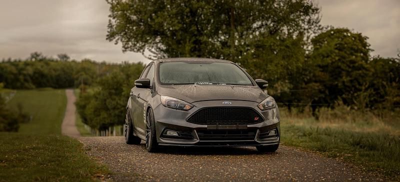 Grau Gebraucht 2016 Ford Focus ST Kleinwagen | 14.999 € (Fairer Preis) - Bild 1/4