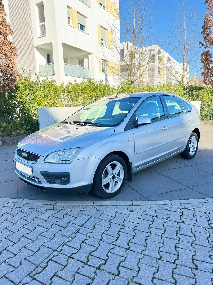 Second-hand Ford Focus Ghia 101 CP (74 kW) 2006 Argintiu Hatchback