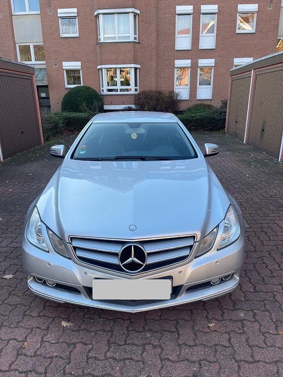 Grau Gebraucht 2011 Mercedes E200 Coupé | 7.200 € (Superpreis) - Bild 1/4
