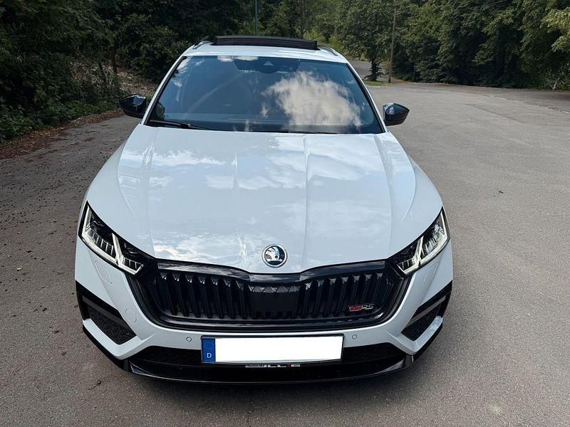 Weiß Gebraucht 2023 Skoda Octavia RS Kombi | 37.780 € (Etwas zu teuer) - Bild 1/4