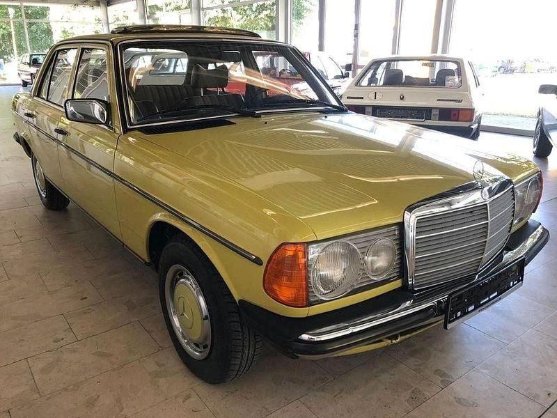 Gelb Gebraucht 1975 Mercedes 230 Limousine | 12.499 € - Bild 1/4